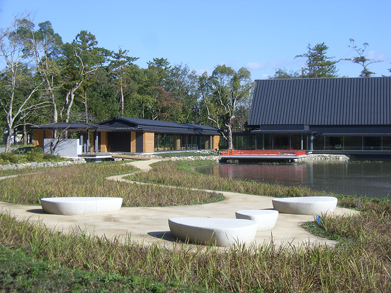 勾玉池石組護岸とベンチ（伊勢神宮）